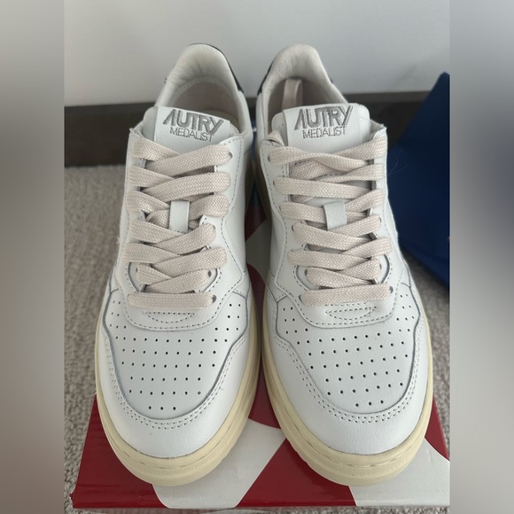 NWT Autry Medalist Leather Sneakers - Picture 2 of 6